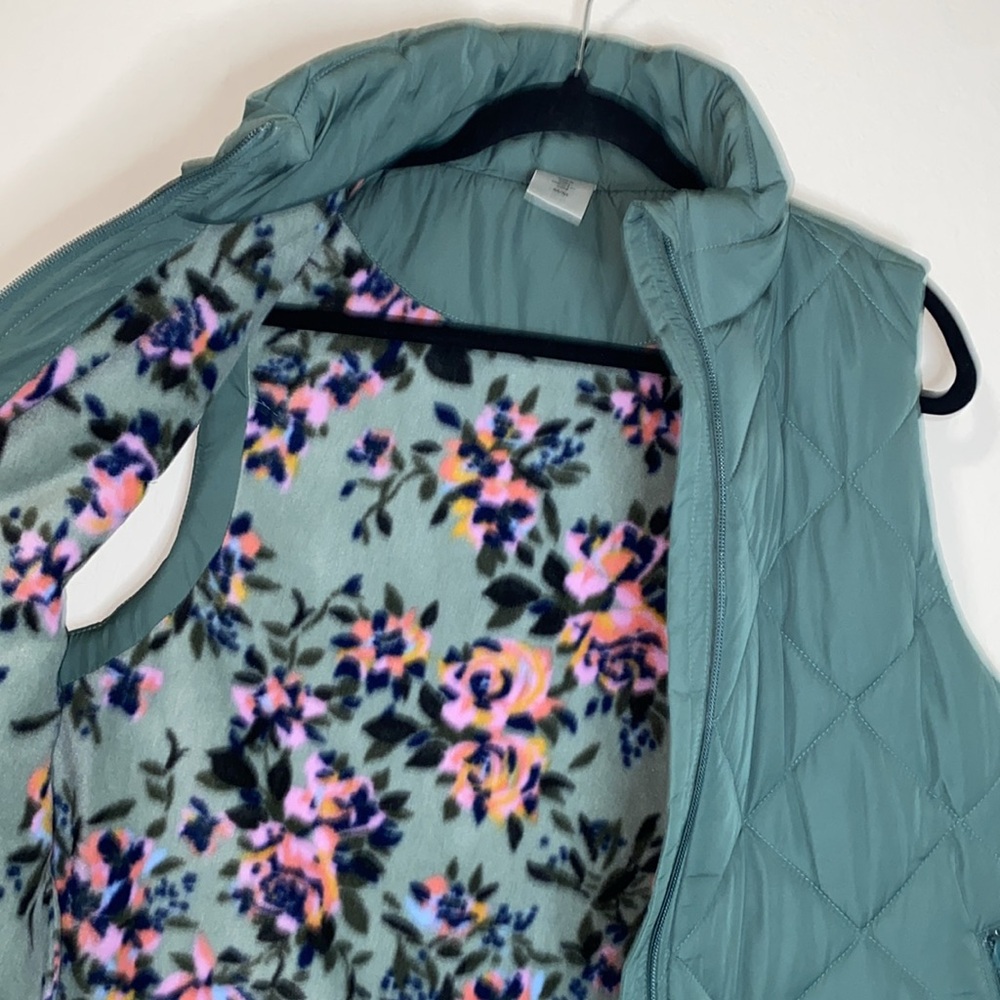 🪿Vera Bradley Full Zip Quilted Vest in Sage Green with floral print! - Picture 11 of 16